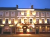 k1024_john-cleary-pictures-front-of-hotel-2009-001
